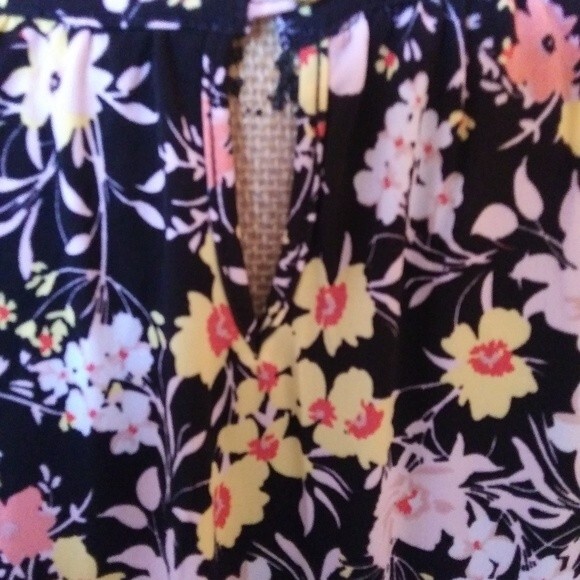 Liz Claiborne 1X Black Floral Pintuck Blouse NWT - Picture 3 of 6